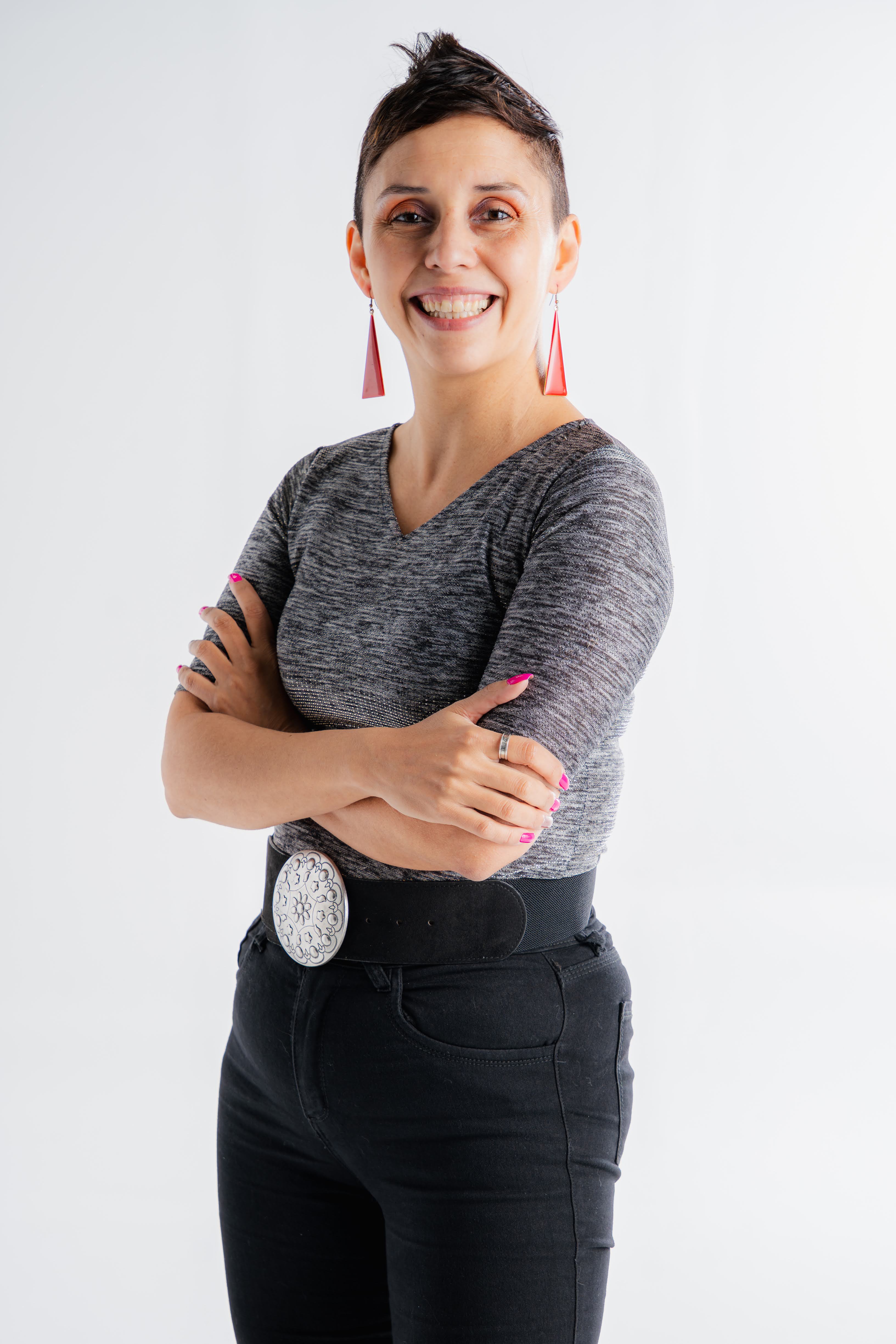Fotografía profesional provisional de Diana Lobos en actitud cercana